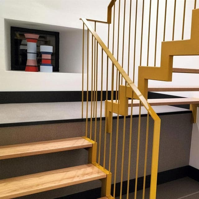 Escaleras y barandillas metálicas en Outeiro de Rei