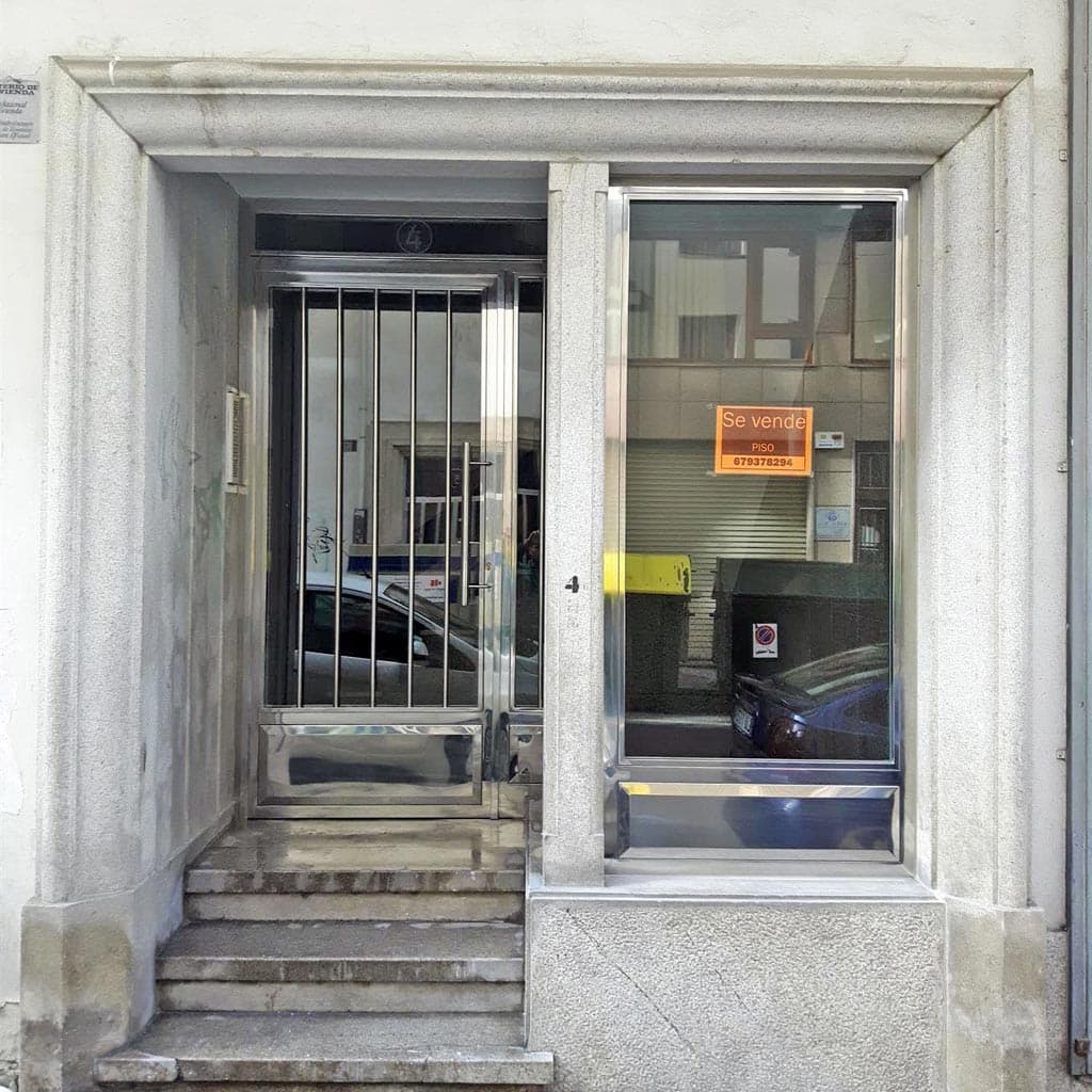 Puertas a medida para viviendas y locales comerciales